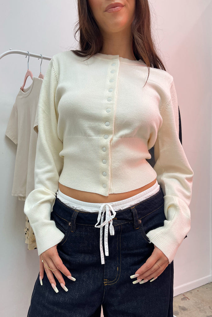 Très Chic Ivory Snap Closure Fitted Cardigan